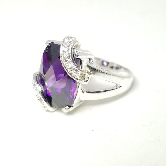 Vintage Large Sparkly Purple Rhinestone Ring in Silver Tone Band, Size 7 - Picture 2 of 8